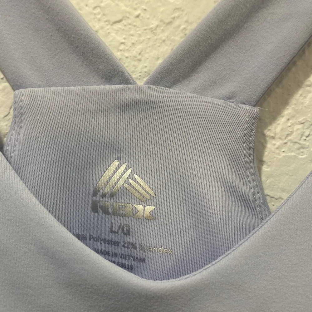 Workout top - Picture 2 of 3